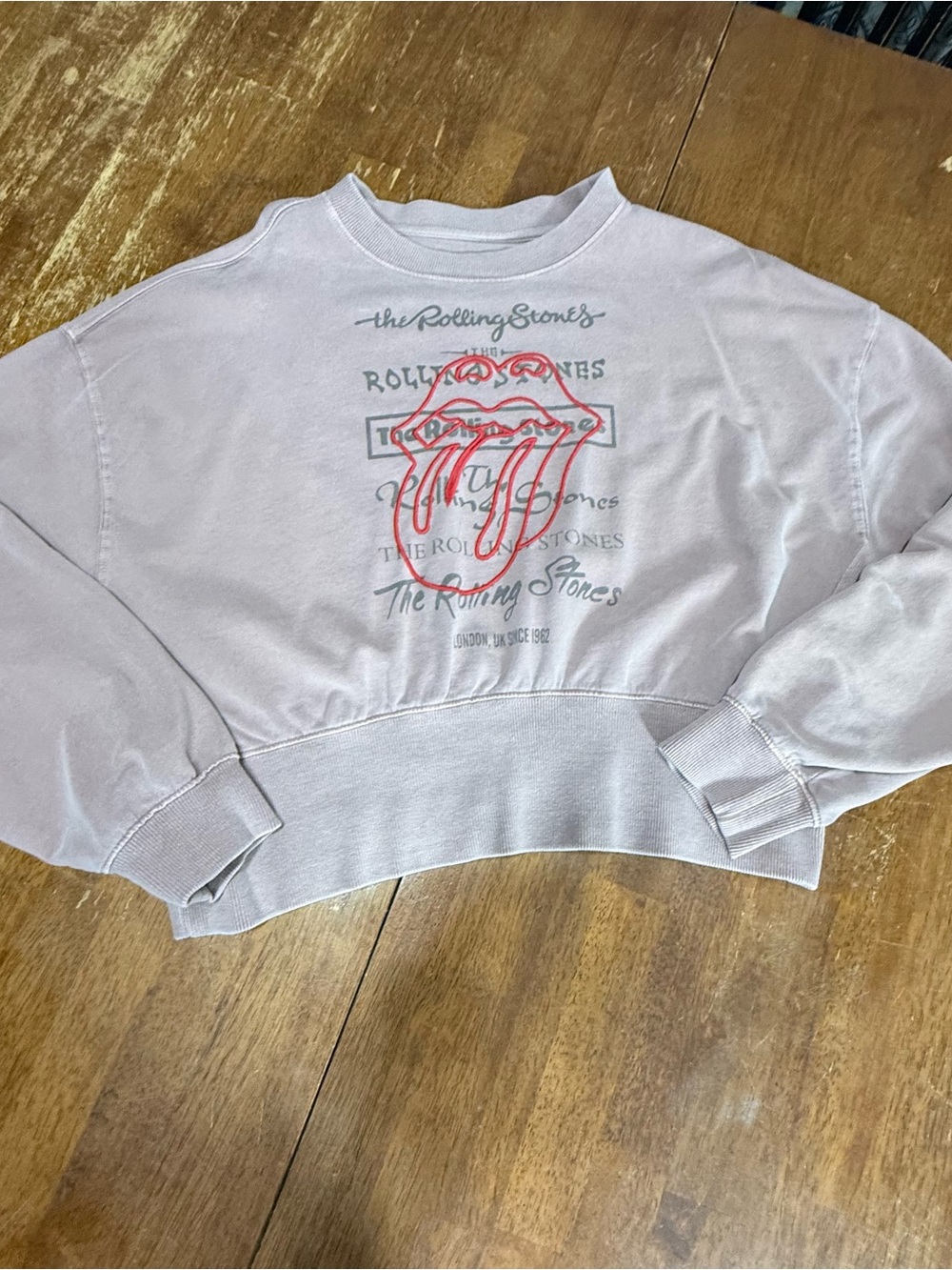 Rolling Stones Women’s Medium Cropped Sweatshirt Mauve Pink Embroidered Tongue - Picture 5 of 7